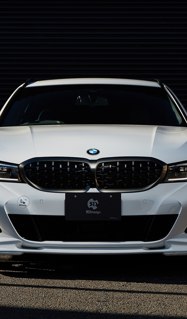 Белый автомобиль BMW M340i XDrive Touring 2021 года вид спереди