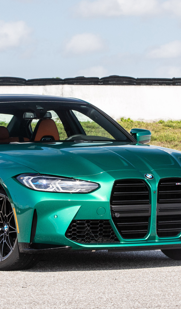 Автомобиль BMW M3, 2021 года в лучах солнца