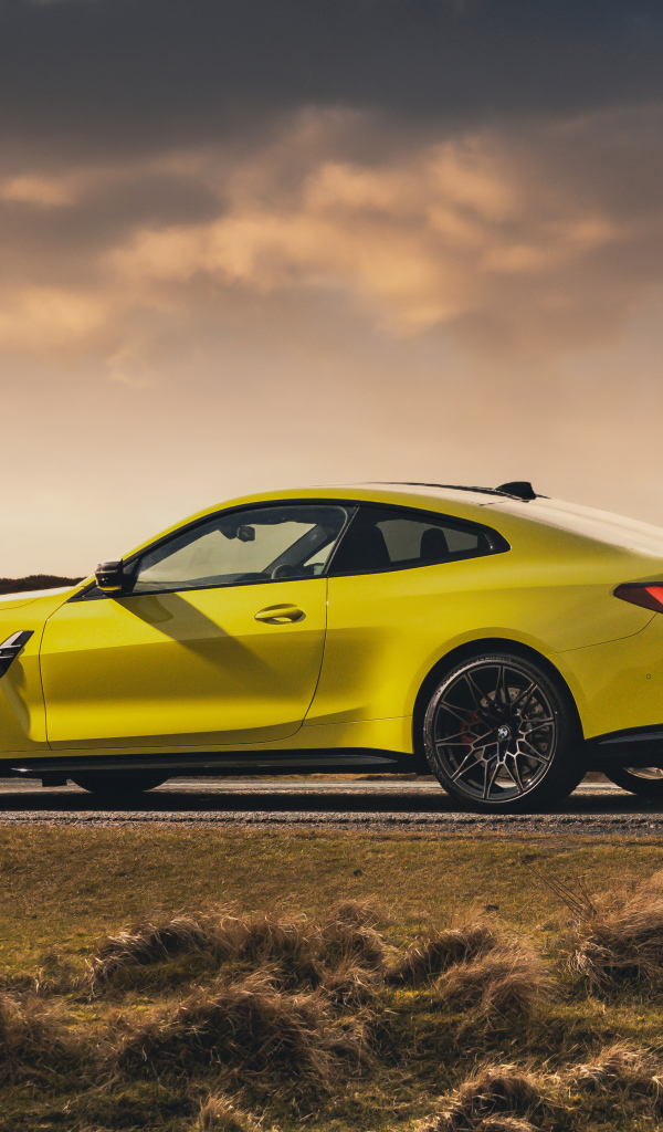 Быстрый желтый автомобиль BMW M4 Competition 2021 года