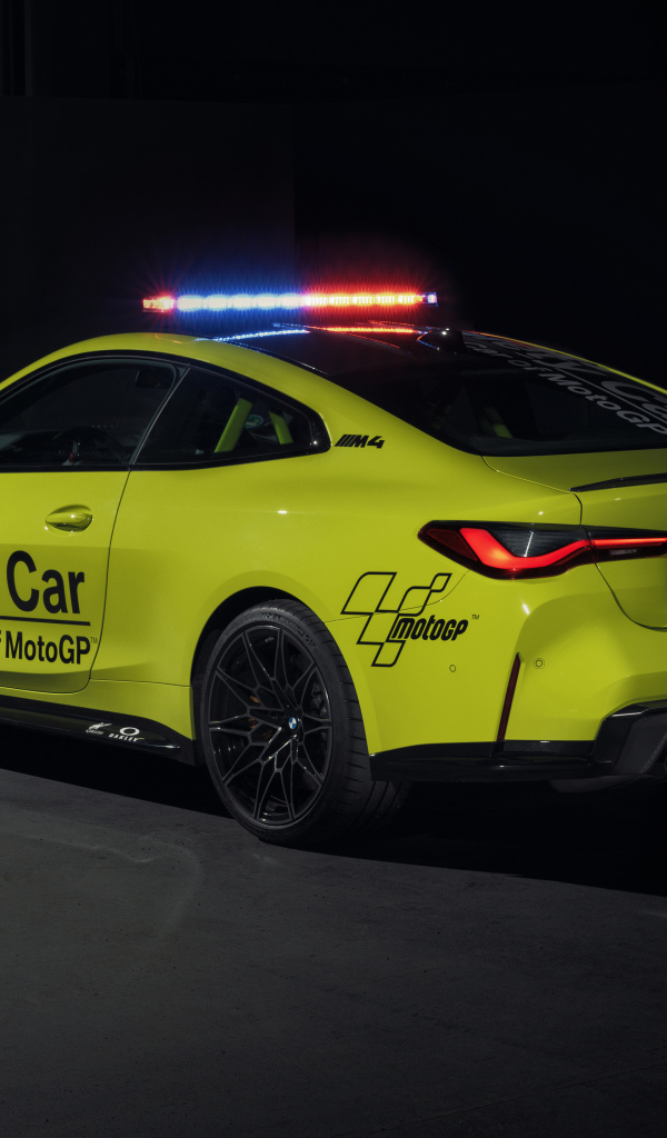 Автомобиль BMW M4 Competition MotoGP Safety Car 2021 года вид сзади