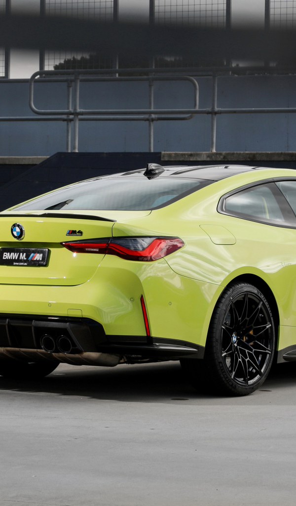 Автомобиль BMW M4 Competition 2021 года вид сзади