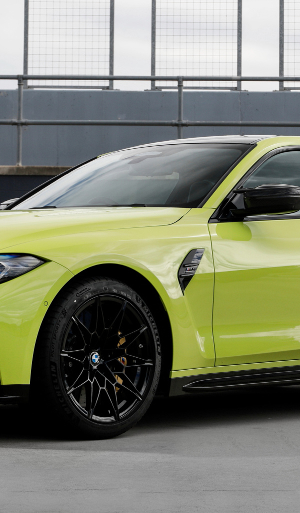 Желтый автомобиль BMW M4 Competition 2021 года