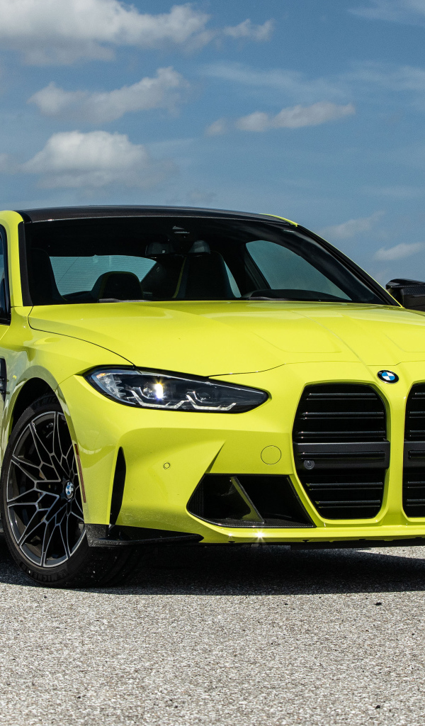 Автомобиль  BMW M4 Coupé, 2021 года на асфальте