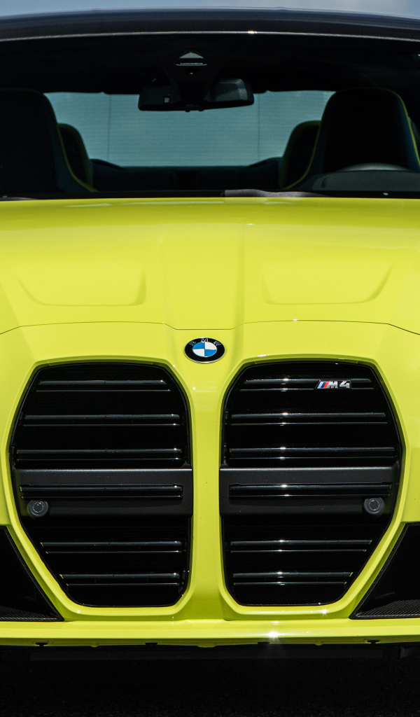 Желтый автомобиль  BMW M4 Coupé 2021 года вид спереди