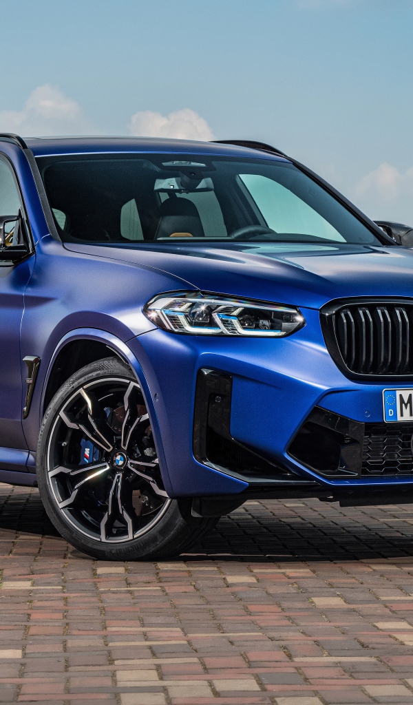 Синий автомобиль BMW X3 M Competition 2021 года