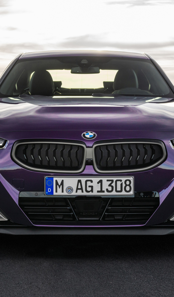 Красивый автомобиль BMW M240i XDrive Coupé 2021 года вид спереди