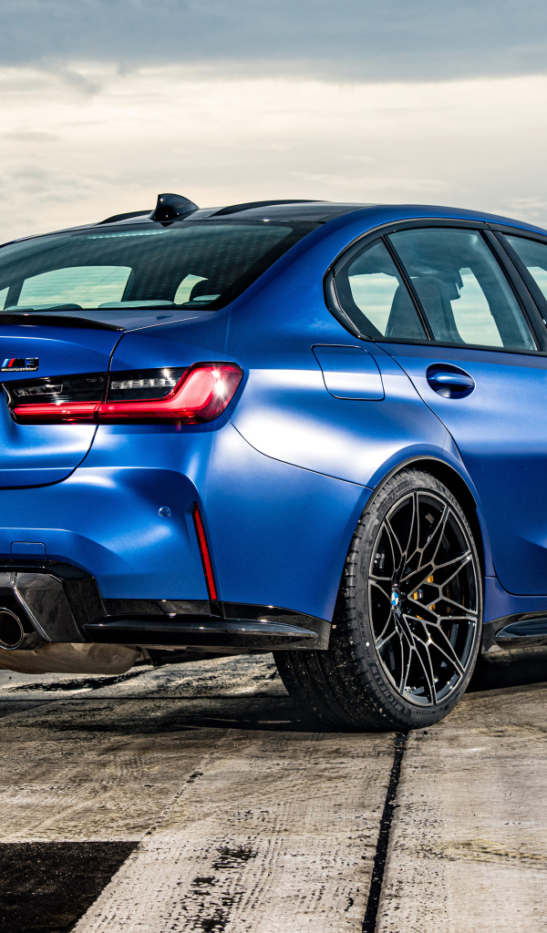 Синий автомобиль BMW M3 вид сзади