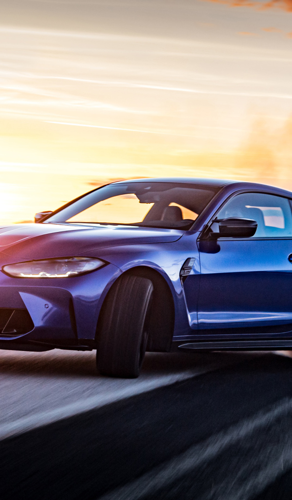 Синий автомобиль BMW M4 Competition  на фоне неба