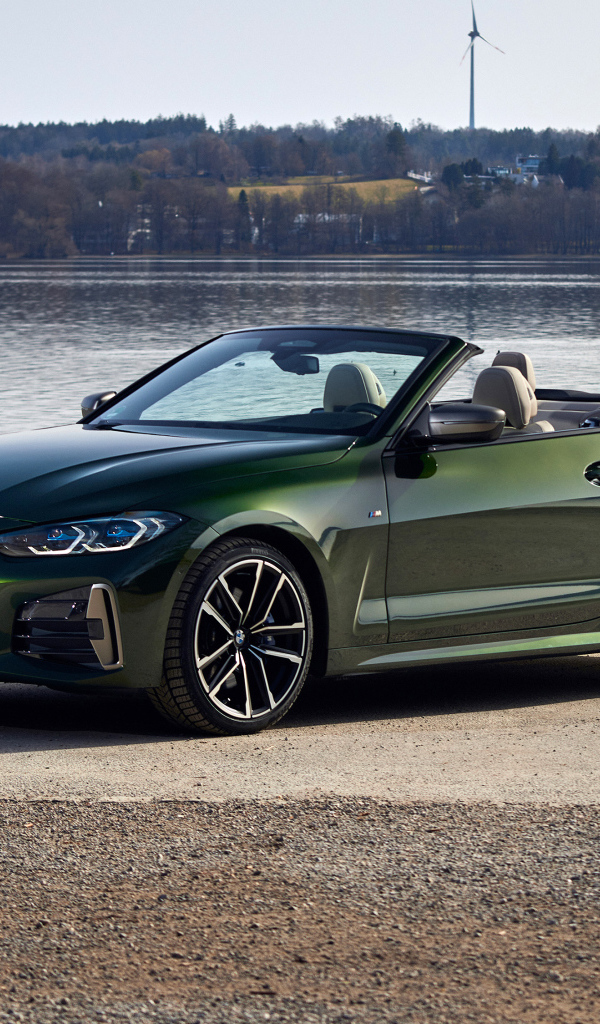 Зеленый автомобиль кабриолет  BMW M440i XDrive, 2021 года