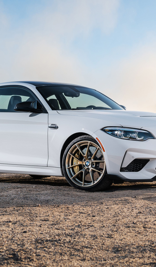 Белый автомобиль BMW M2 CS, 2021 года в пыли
