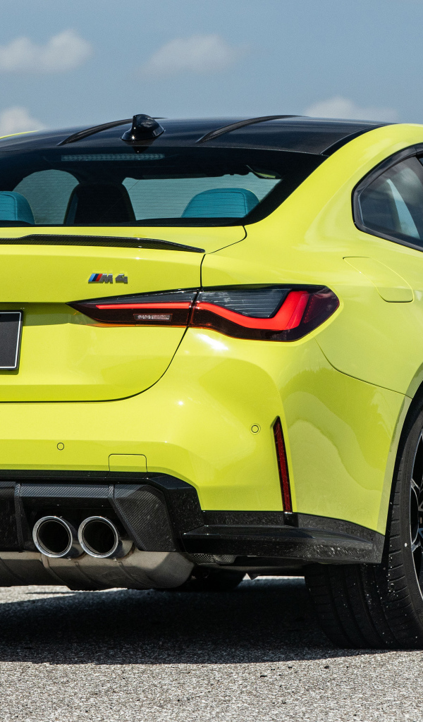 Желтый спортивный автомобиль BMW M4, 2021 года