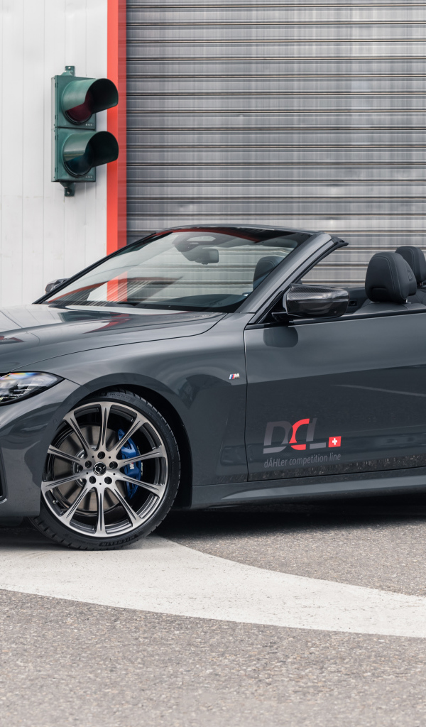 Кабриолет BMW M440i, 2021 года у стены