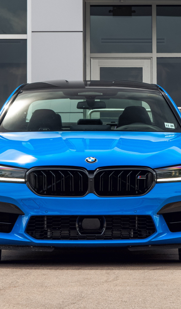 Автомобиль BMW M5, 2021 года вид спереди