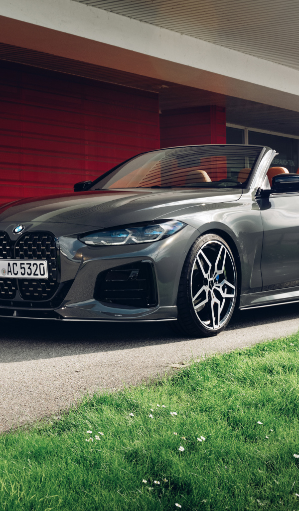 Серебристый кабриолет BMW 4 Series 2021 года у гаража