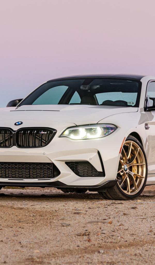 Красивый белый автомобиль BMW M2 CS, 2021 года