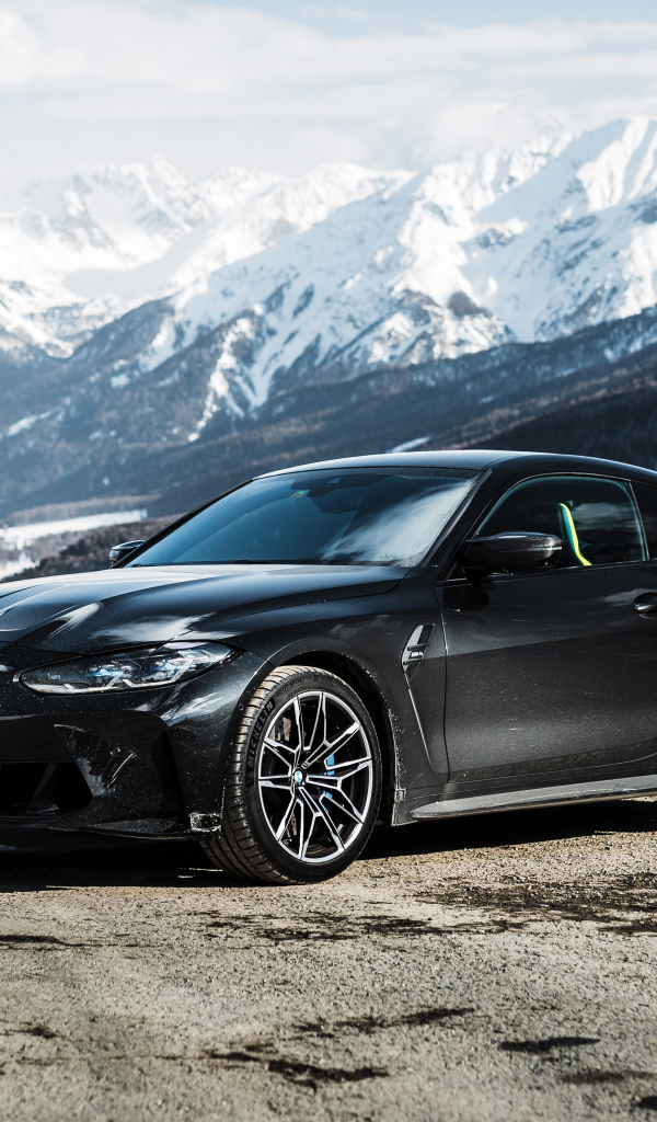 Черный автомобиль BMW M4 Coupé  на фоне гор