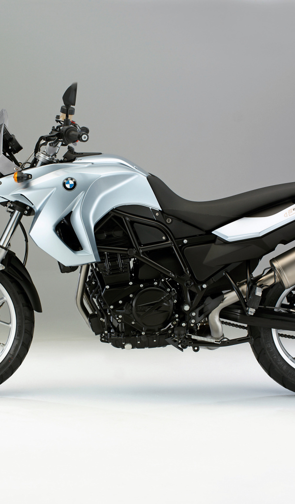 Мотоцикл BMW  F 650 GS на сером фоне 