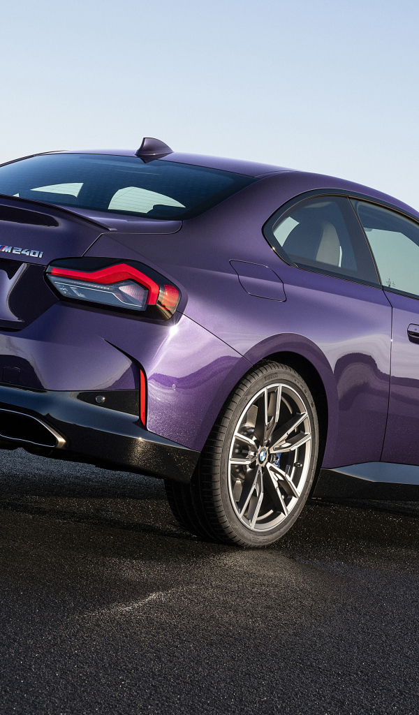 Фиолетовый автомобиль BMW M240i XDrive Coupé 2021 года вид сзади