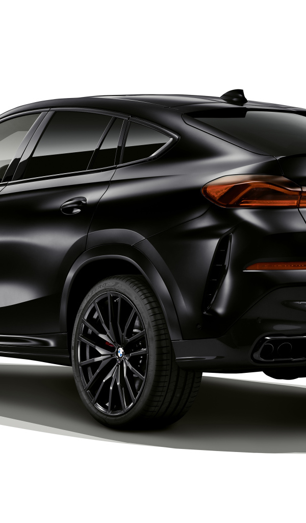 Стильный внедорожник BMW X5 M50i, 2021 года на белом фоне