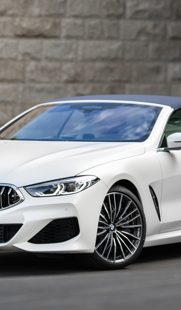 Белый кабриолет BMW 8, 2021 года у стены