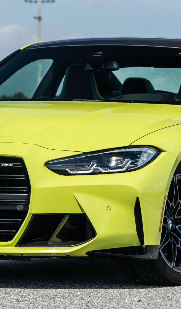 Желтый автомобиль  BMW M4 Coupé, 2021 года