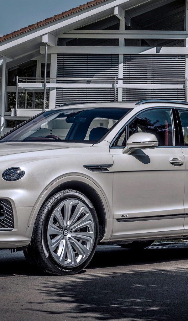 Автомобиль Bentley Bentayga Hybrid First Edition 2021 года у дома