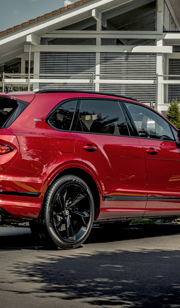 Автомобиль Bentley Bentayga Hybrid First Edition 2021 года вид сзади