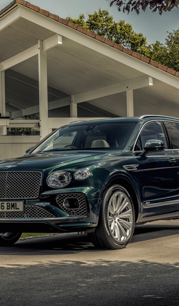 Автомобиль Bentley Bentayga Hybrid 2021 года у дома