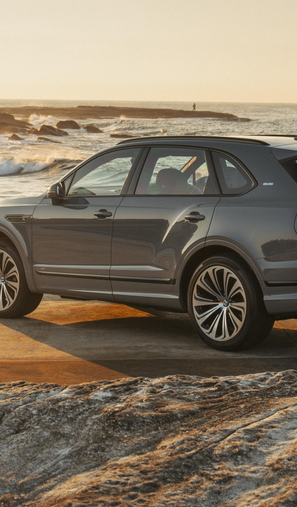 Автомобиль Bentley Bentayga V8 First Edition 2021 года вид сзади
