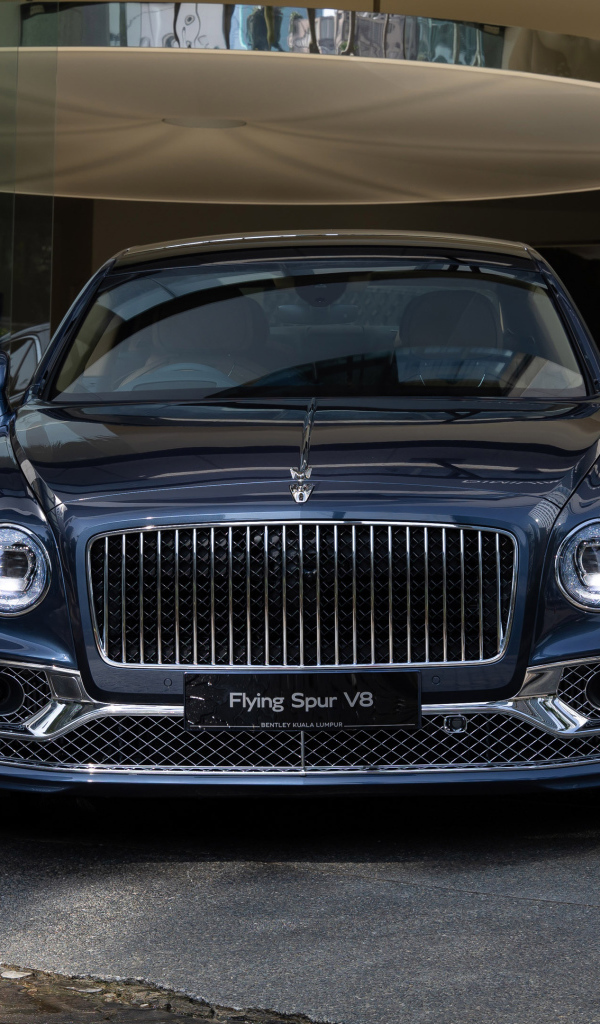 Автомобиль Bentley Flying Spur V8 First Edition 2021 года вид спереди