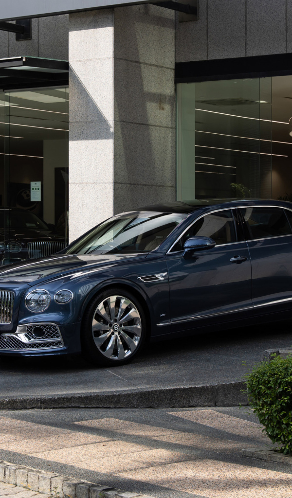 Автомобиль Bentley Flying Spur V8 First Edition 2021 года выезжает из салона