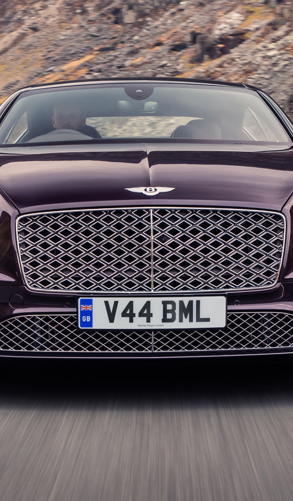 Автомобиль Bentley Continental GT Mulliner вид спереди