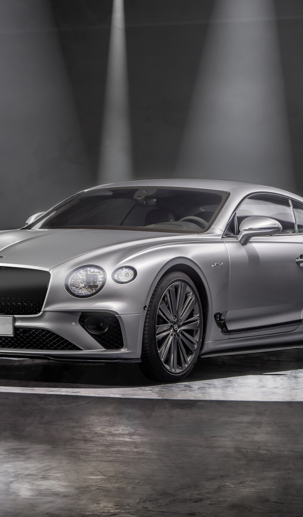 Дорогой автомобиль Bentley Continental GT Speed 2021 года в свете софитов