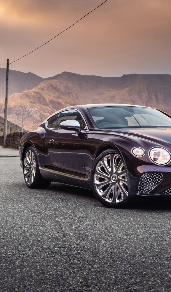 Дорогой Bentley Continental GT Mulliner на трассе в горах