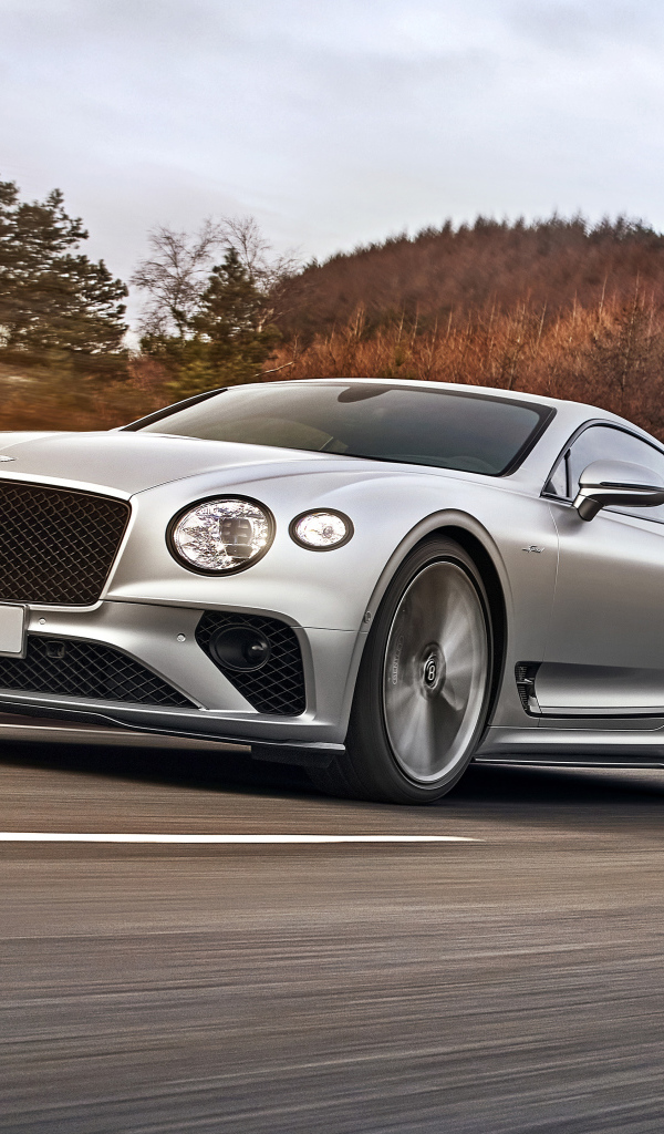 Быстрый автомобиль Bentley Continental GT Speed 2021 года на трассе