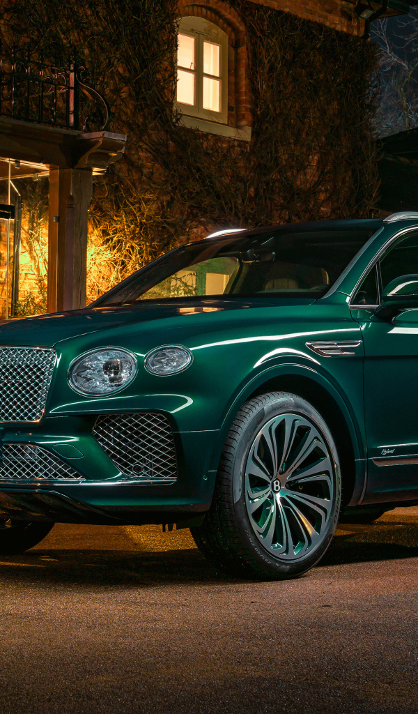 Зеленый автомобиль Bentley Mulliner Bentayga Hybrid 2021 года