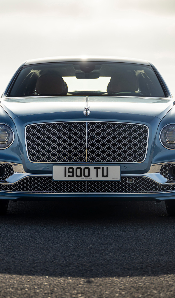 Стильный автомобиль Bentley Flying Spur Mulliner 2021  года вид спереди