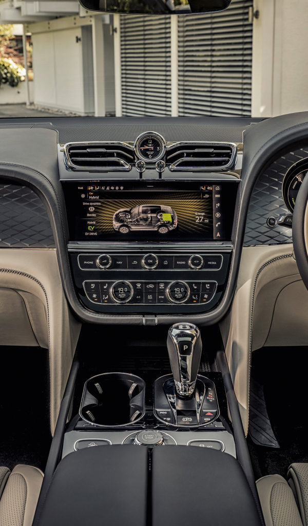 Салон дорого автомобиля Bentley Bentayga Hybrid 2021 года 