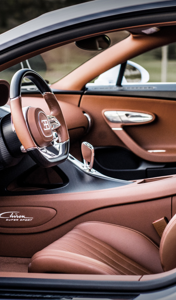Кожаный салон автомобиля Bugatti Chiron Super Sport 2021 года