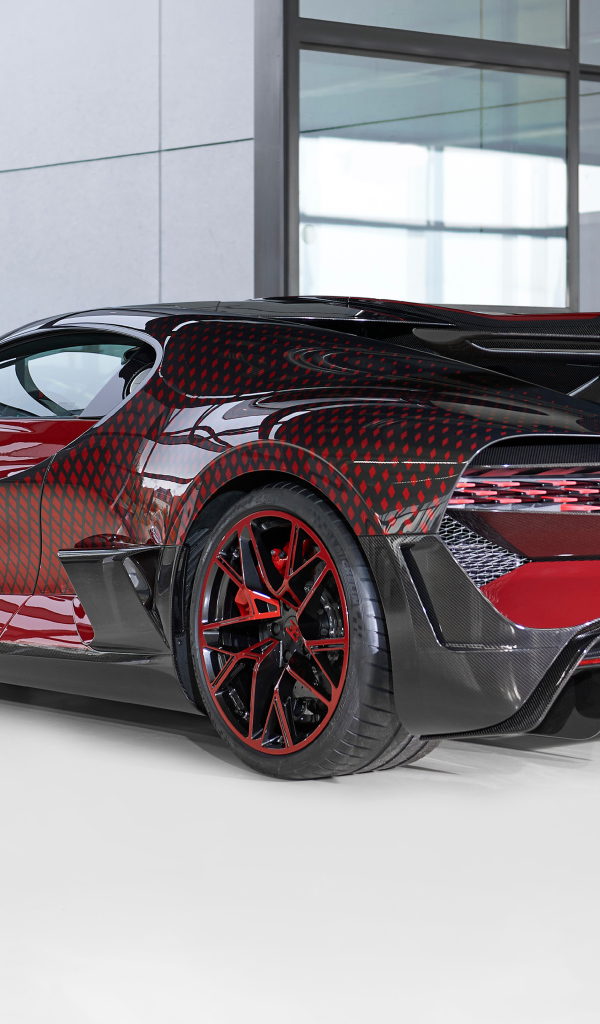 Автомобиль  Bugatti Divo Lady Bug 2021 года вид сзади