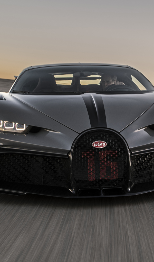 Автомобиль Bugatti Chiron Pur Sport на трассе
