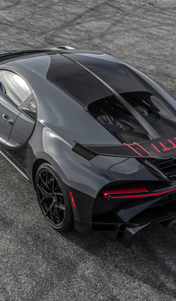 Автомобиль Bugatti Chiron Pur Sport вид сзади