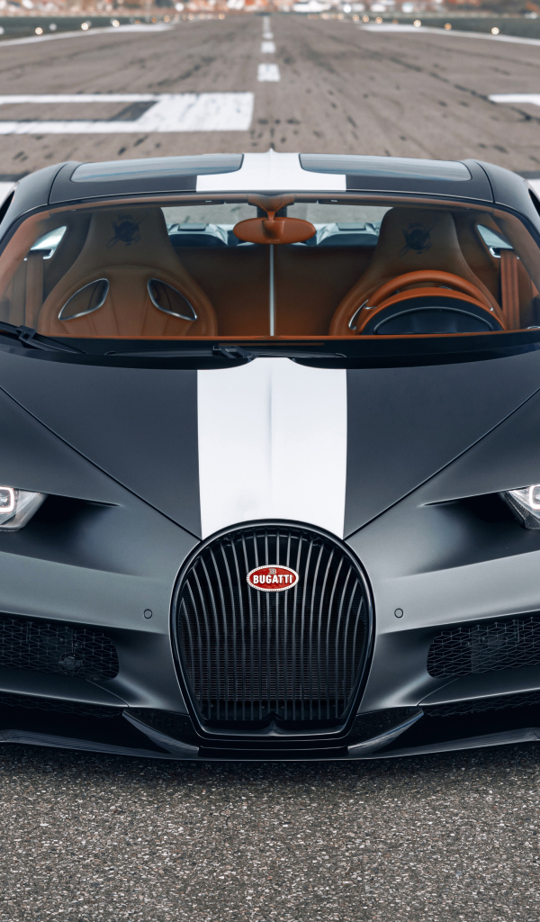 Спортивный автомобиль Bugatti Chiron  на гоночной трассе