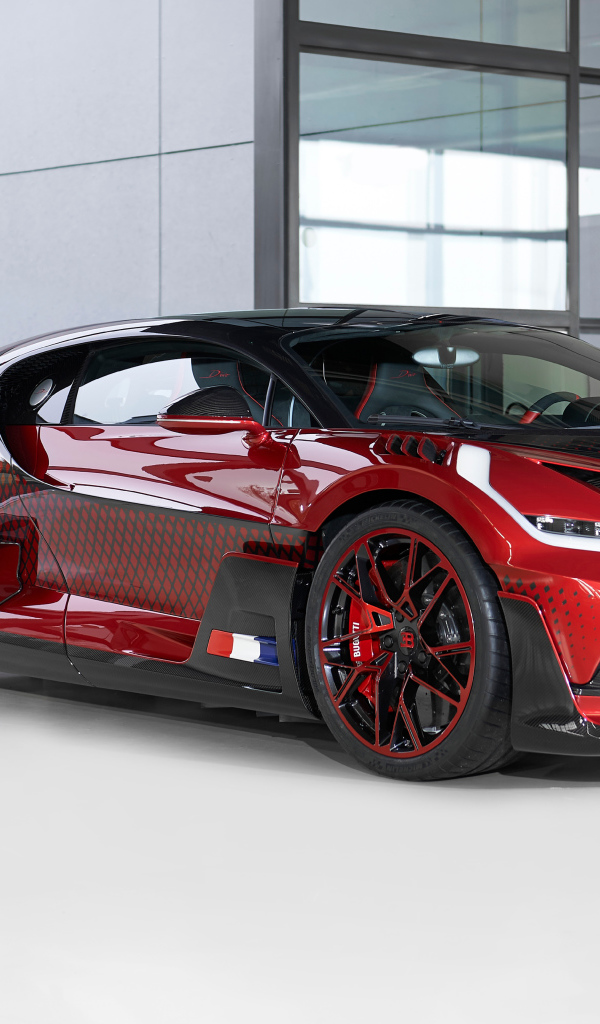 Дорогой автомобиль  Bugatti Divo Lady Bug 2021 года в гараже