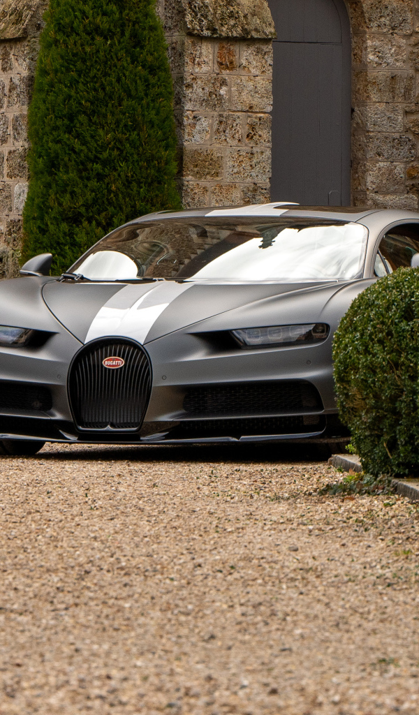 Дорогой автомобиль Bugatti Chiron  у дома