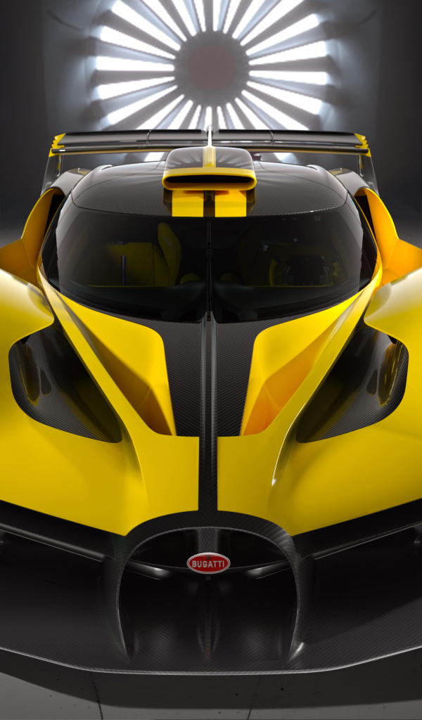 Желтый гоночный Bugatti Bolide 2022 года вид спереди