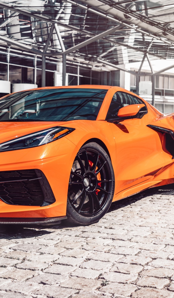 Быстрый оранжевый спорткар Chevrolet Corvette 2021 года