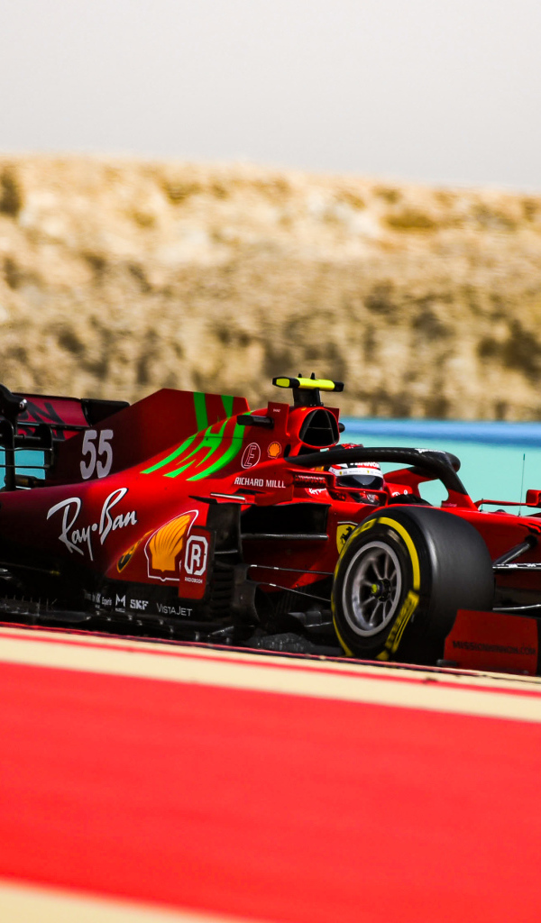 Красный гоночный автомобиль  Ferrari SF21 2021 года на трассе