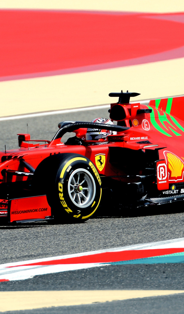 Красный гоночный автомобиль Ferrari SF21 2021 года на трассе