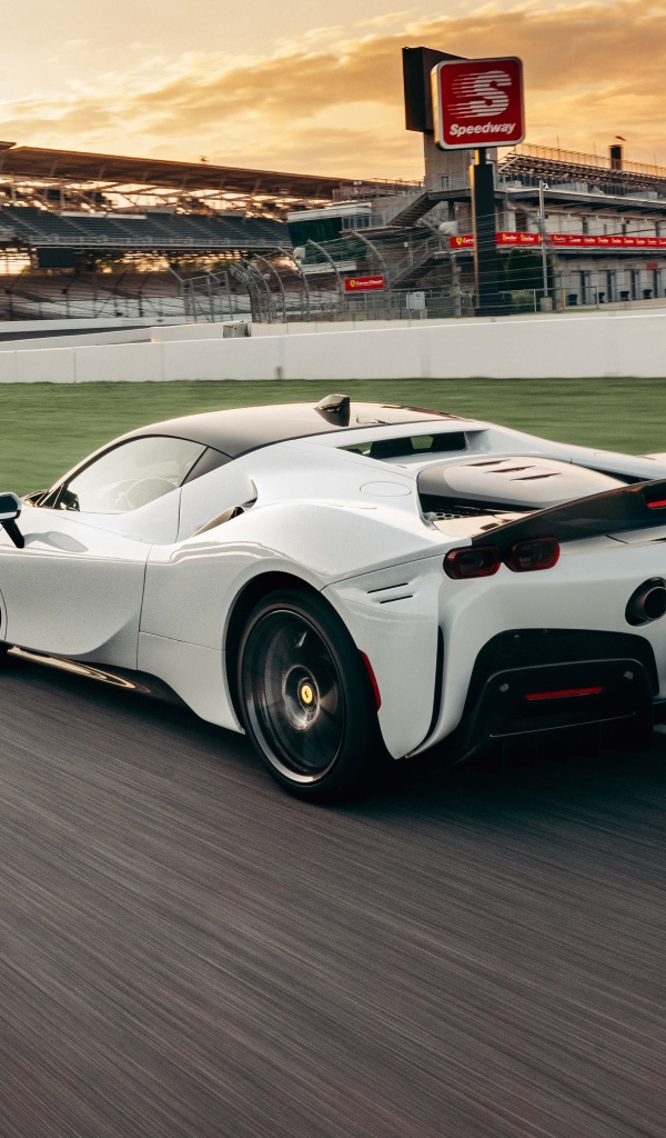 Белый автомобиль  Ferrari SF90 Stradale Assetto Fiorano 2021 года на стадионе